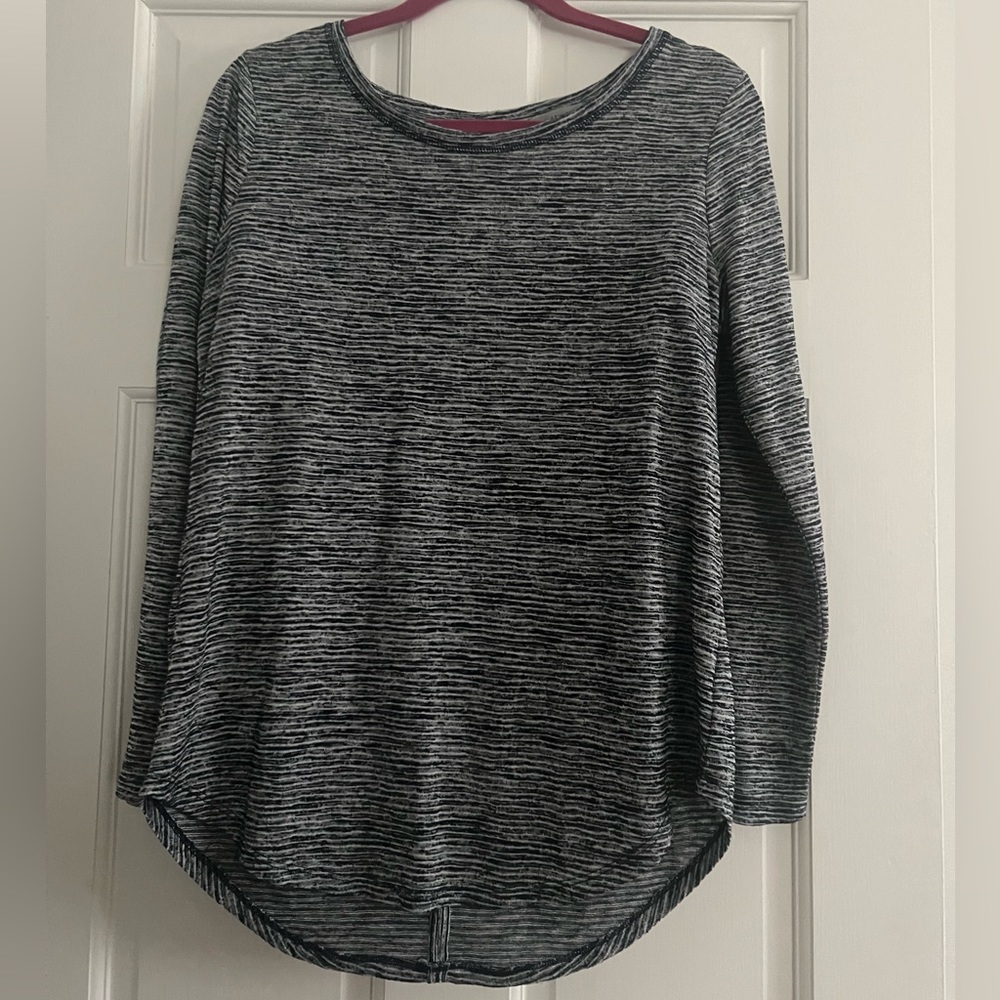 Athleta Breezy Long Sleeve Ease Open Back Tee in Navy/White Medium